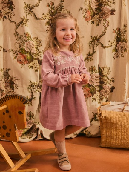 Vestido con detalle bordado y picunela