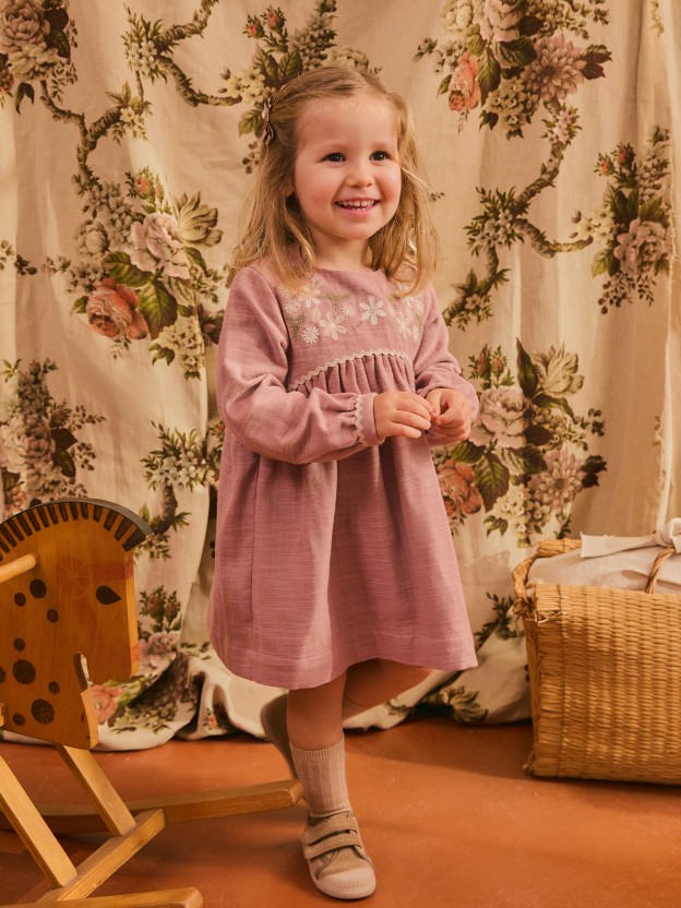 Robe avec détail brodé et galon Robe avec détail brodé et galon