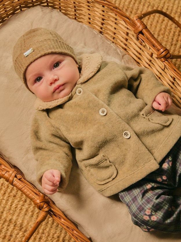Gorro tricotado con detalle de trenza