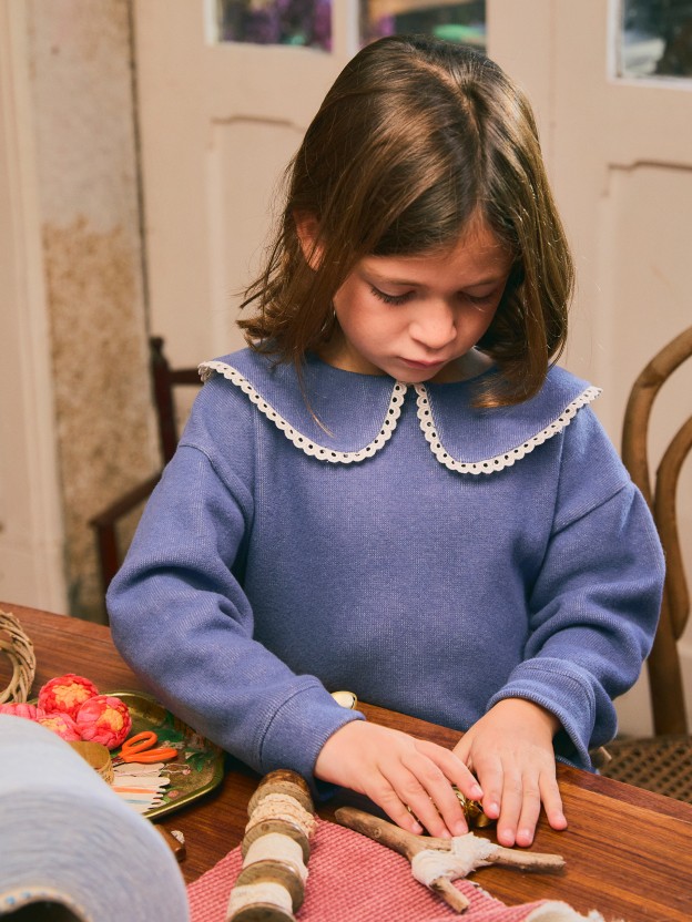 Sweatshirt em malha dupla com detalhe de renda Sweatshirt em malha dupla com detalhe de renda