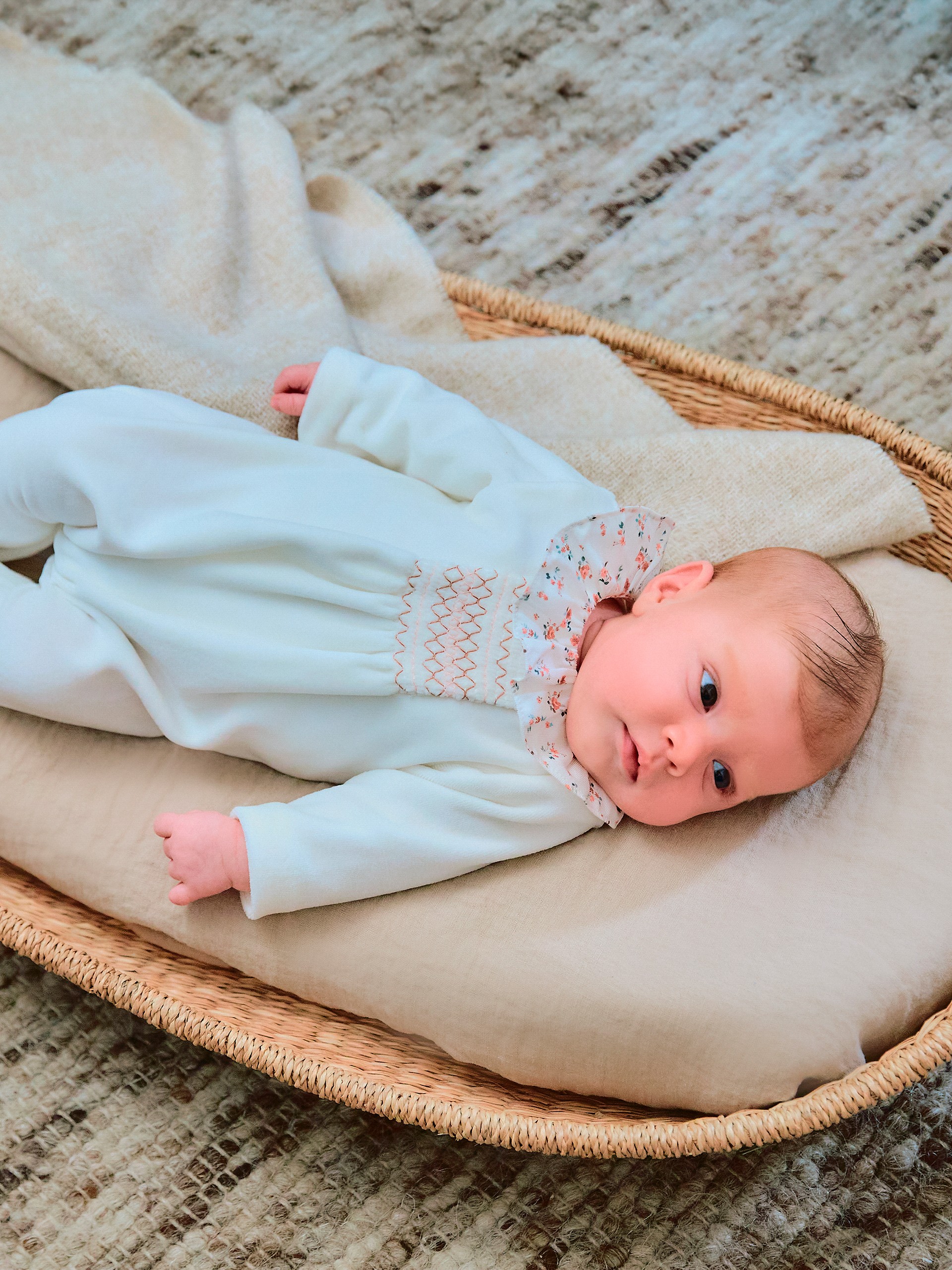 Babygrow en velours à col à volant et smocks