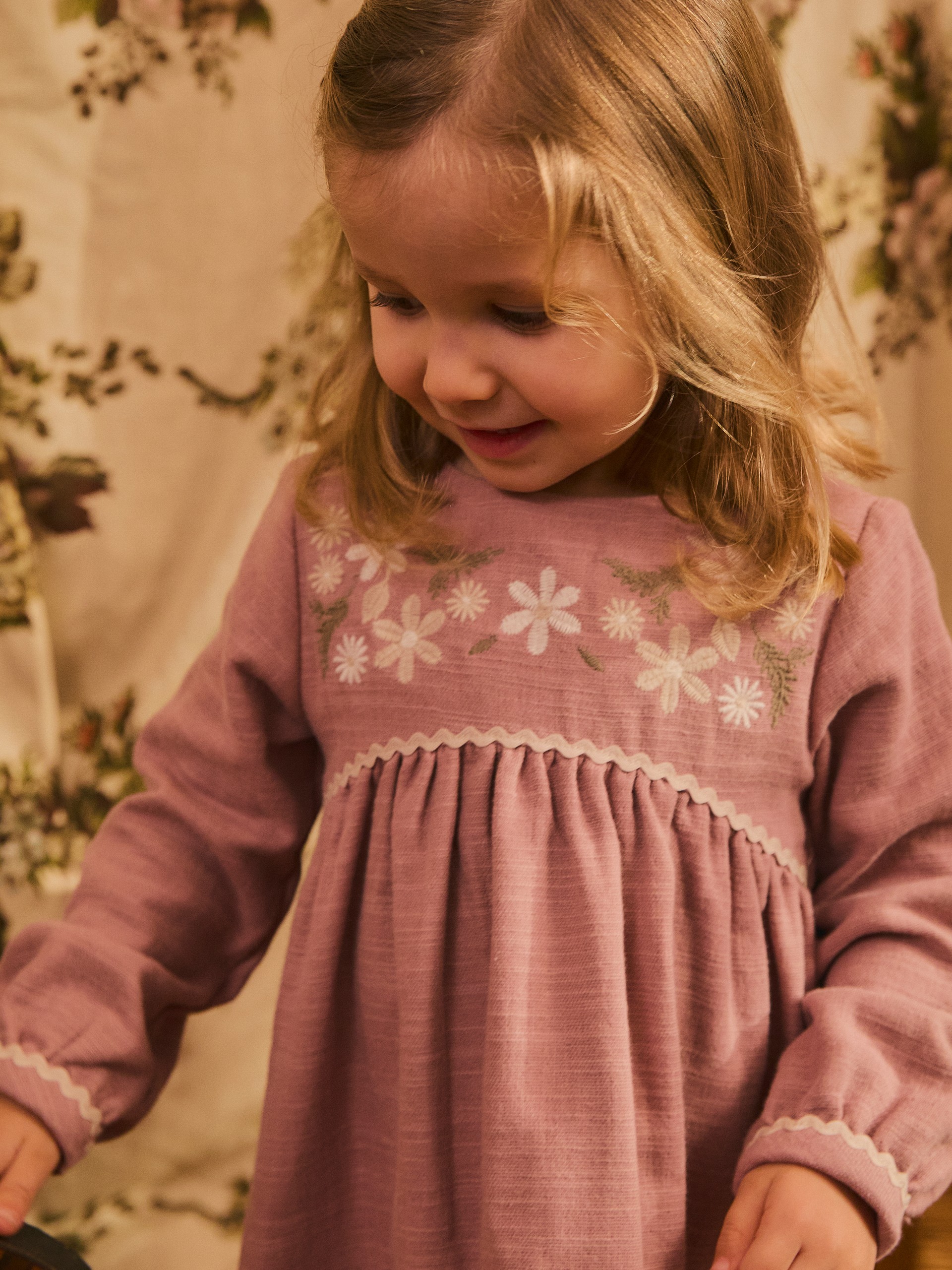 Robe avec détail brodé et galon