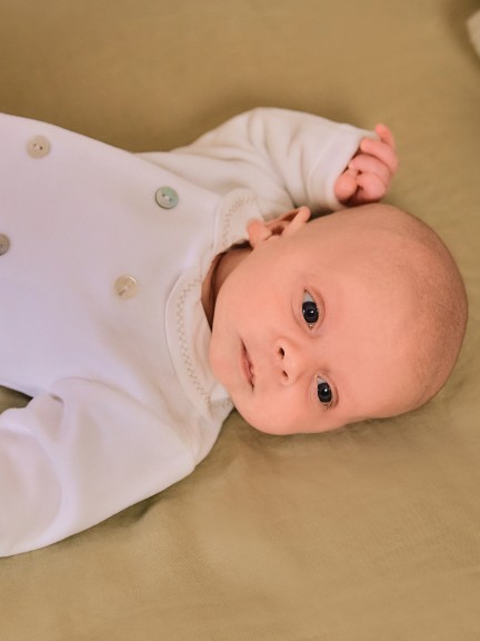 Mono de beb� en terciopelo canelado con botones decorativos y detalle en punto de cruz