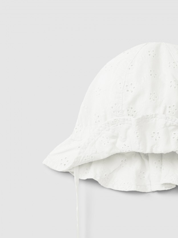 Chapeau en broderie anglaise avec ruban Chapeau en broderie anglaise avec ruban