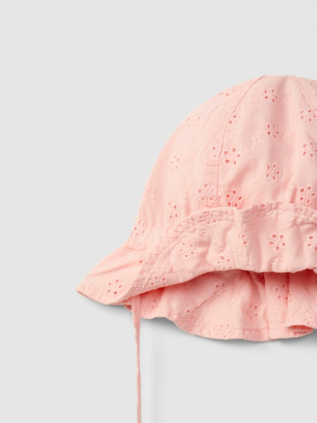 Sombrero en bordado inglés con cinta Sombrero en bordado inglés con cinta