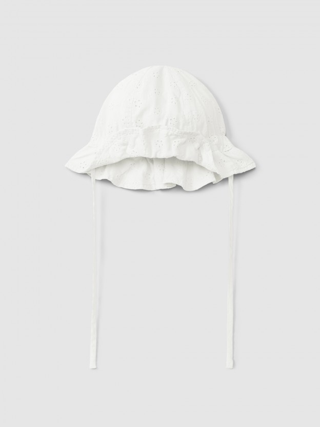 Chapeau en broderie anglaise avec ruban Chapeau en broderie anglaise avec ruban