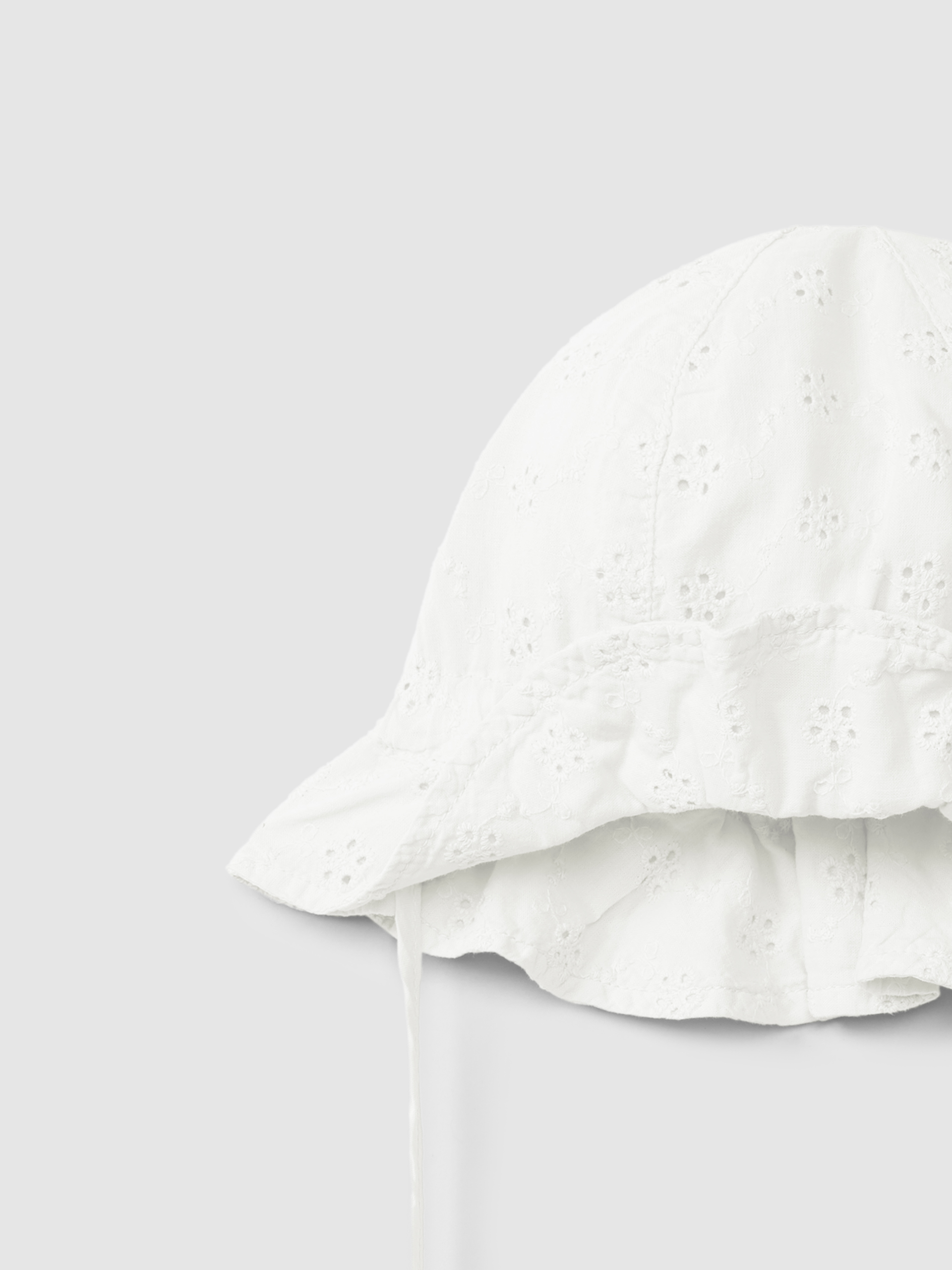 Chapeau en broderie anglaise avec ruban