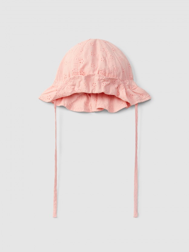 Sombrero en bordado inglés con cinta Sombrero en bordado inglés con cinta