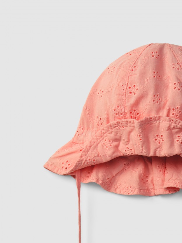 Hat in English embroidery with ribbon