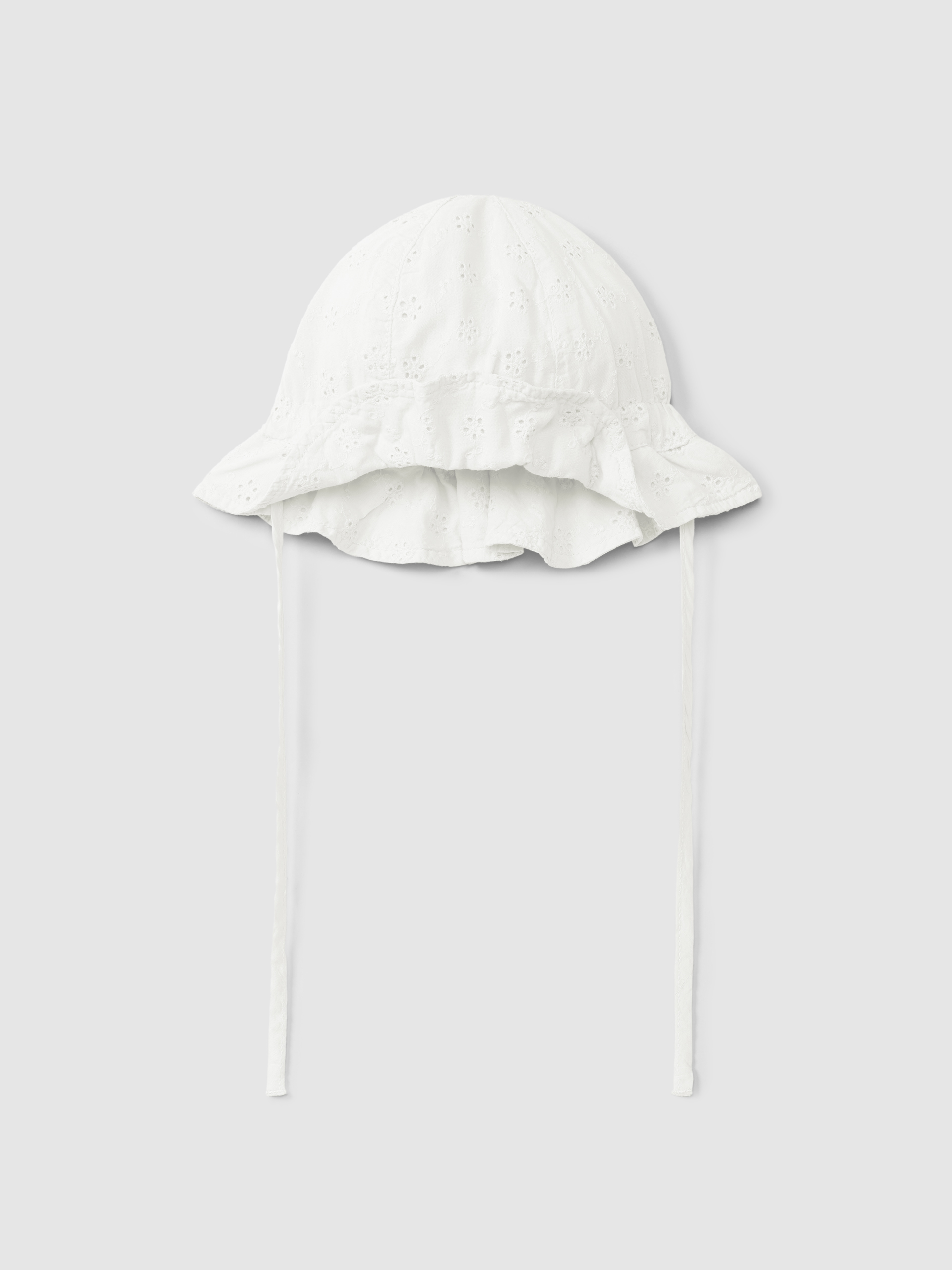Chapeau en broderie anglaise avec ruban