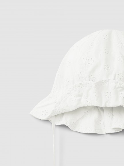 Sombrero en bordado inglés con cinta Sombrero en bordado inglés con cinta