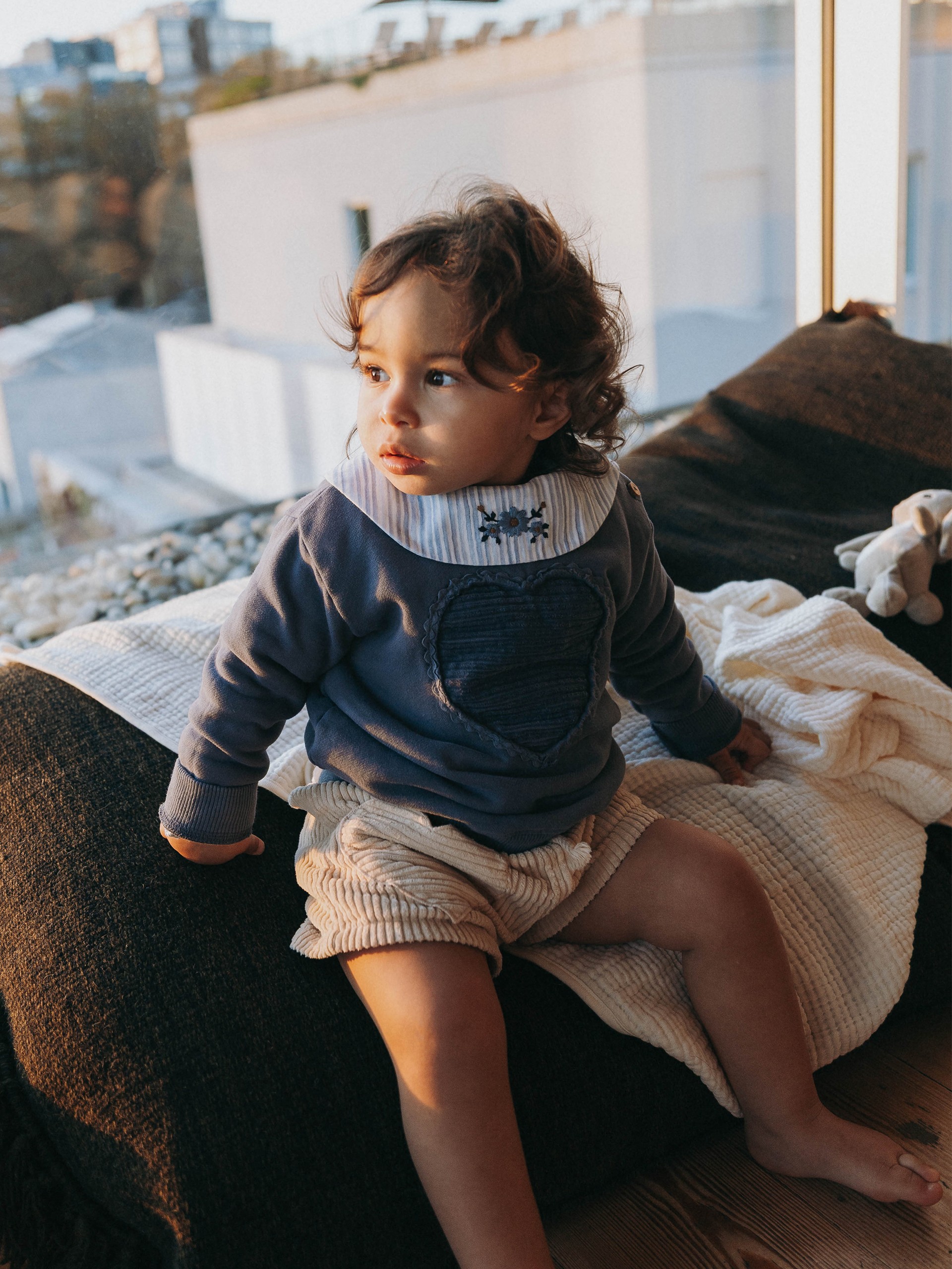 Blusa de riscas com detalhe bordado na gola