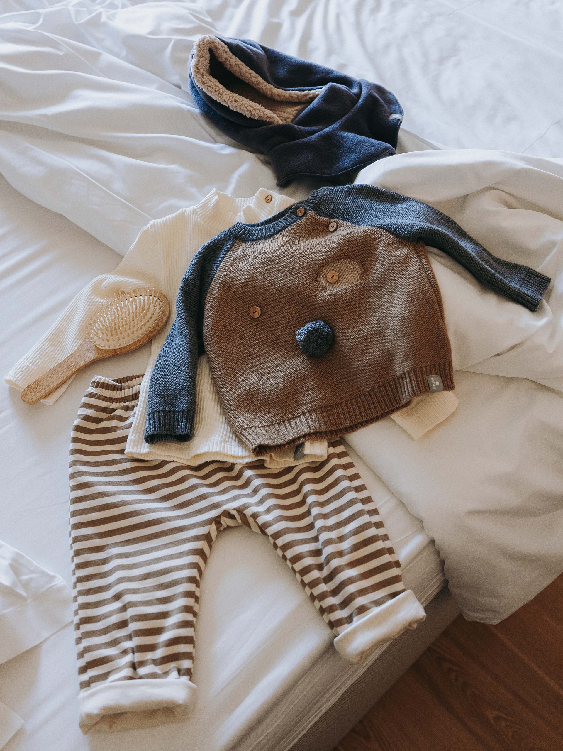 Camisola tricotada com detalhes em relevo