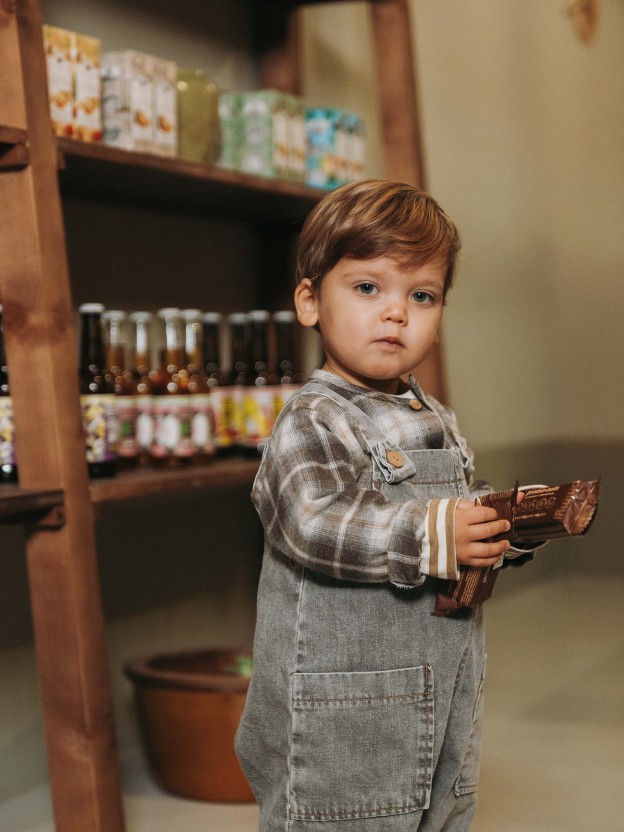 Peto en denim de algodón orgánico Peto en denim de algodón orgánico