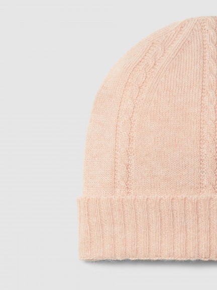 Gorro tricotado con detalle de trenza Gorro tricotado con detalle de trenza