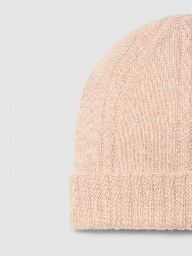 Gorro tricotado con detalle de trenza Gorro tricotado con detalle de trenza
