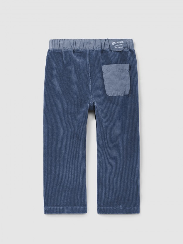 Pantalón en tejido tipo pana con tres bolsillos Pantalón en tejido tipo pana con tres bolsillos