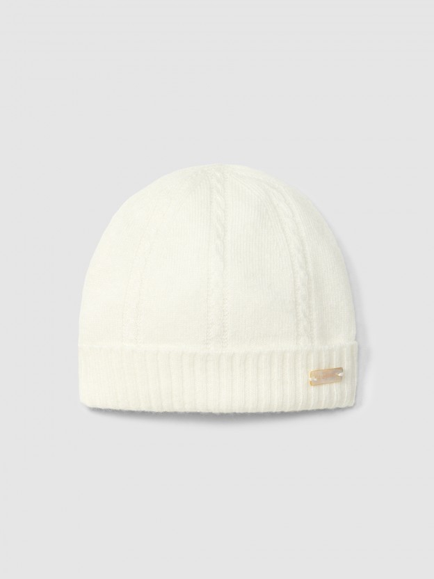 Gorro tricotado com detalhe de trança Gorro tricotado com detalhe de trança