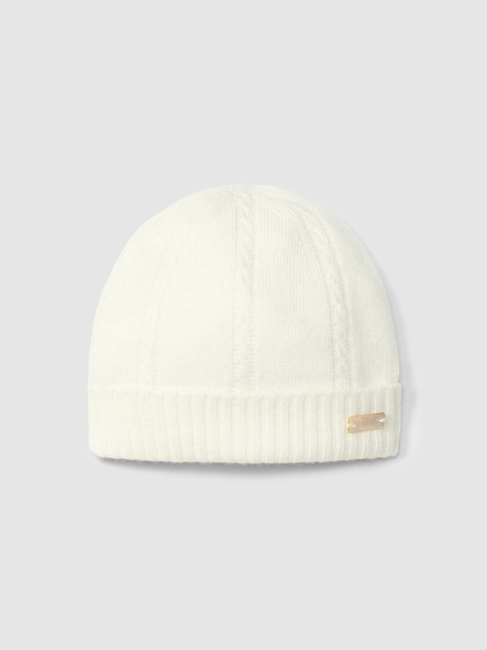 Gorro tricotado com detalhe de trança