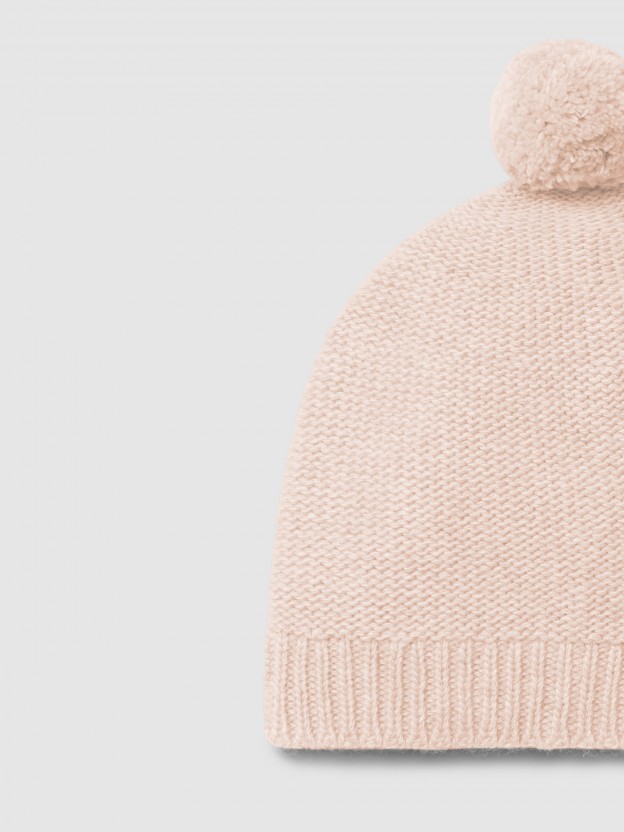 Bonnet tricot� avec pompon