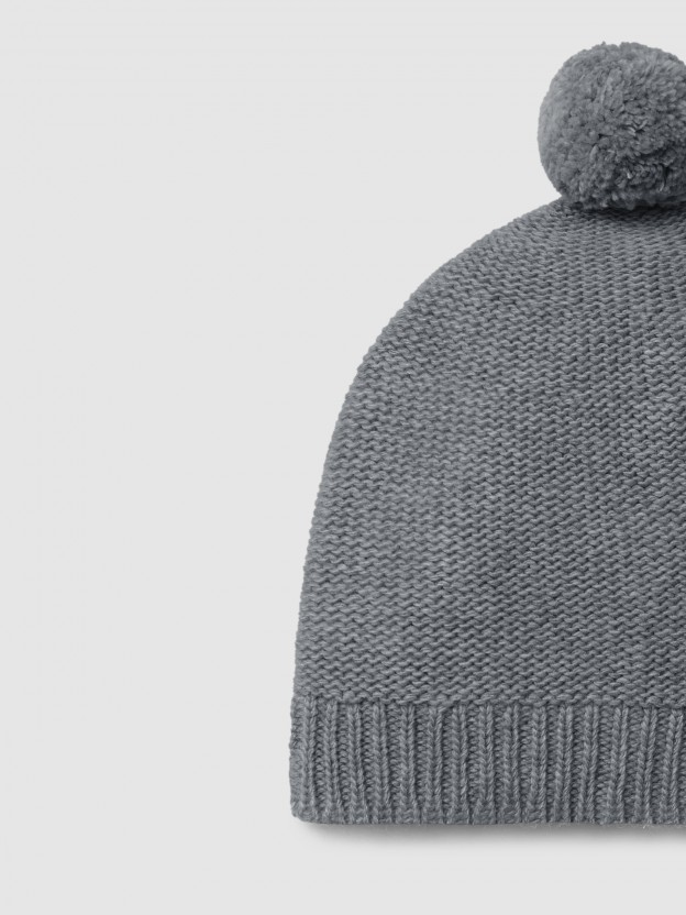 Gorro de punto con pompón Gorro de punto con pompón