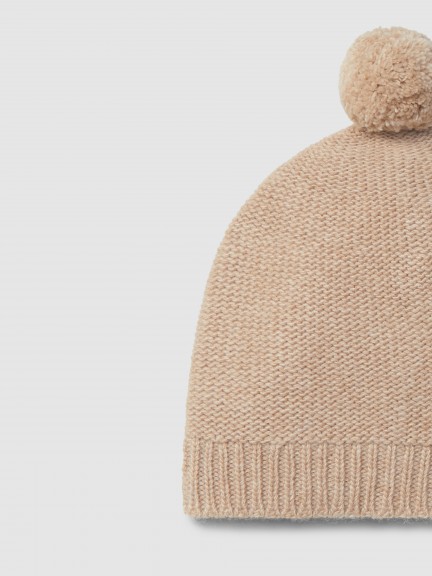 Gorro tricotado com pom-pom Gorro tricotado com pom-pom