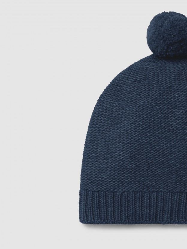 Gorro tricotado com pom-pom Gorro tricotado com pom-pom