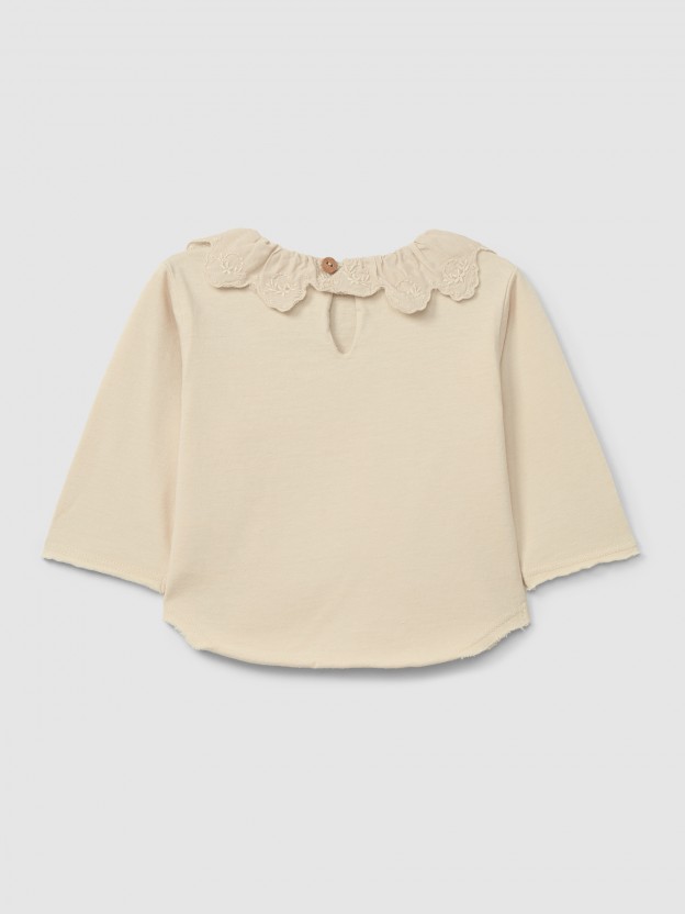 Camiseta de manga larga con cuello de volante en bordado inglés en algodón orgánico Camiseta de manga larga con cuello de volante en bordado inglés en algodón orgánico