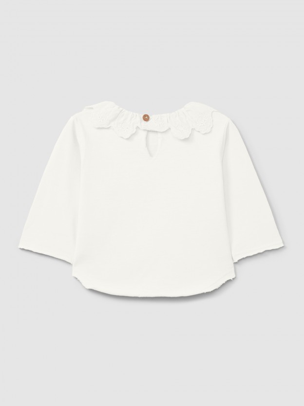 Camiseta de manga larga con cuello de volante en bordado inglés en algodón orgánico Camiseta de manga larga con cuello de volante en bordado inglés en algodón orgánico