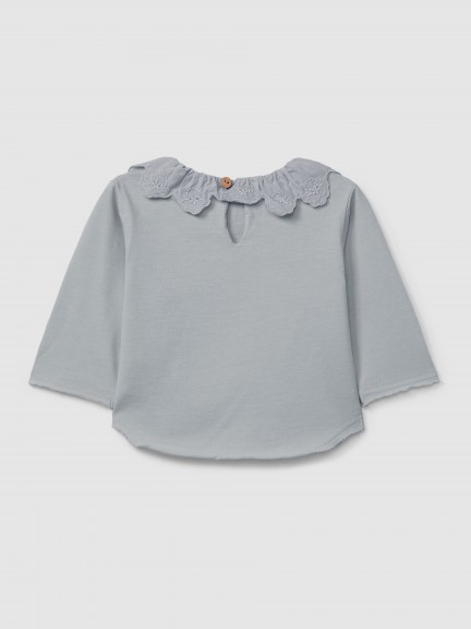 Camiseta de manga larga con cuello de volante en bordado inglés en algodón orgánico Camiseta de manga larga con cuello de volante en bordado inglés en algodón orgánico