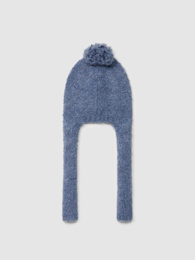 Gorro tricotado con pompón y cintas Gorro tricotado con pompón y cintas