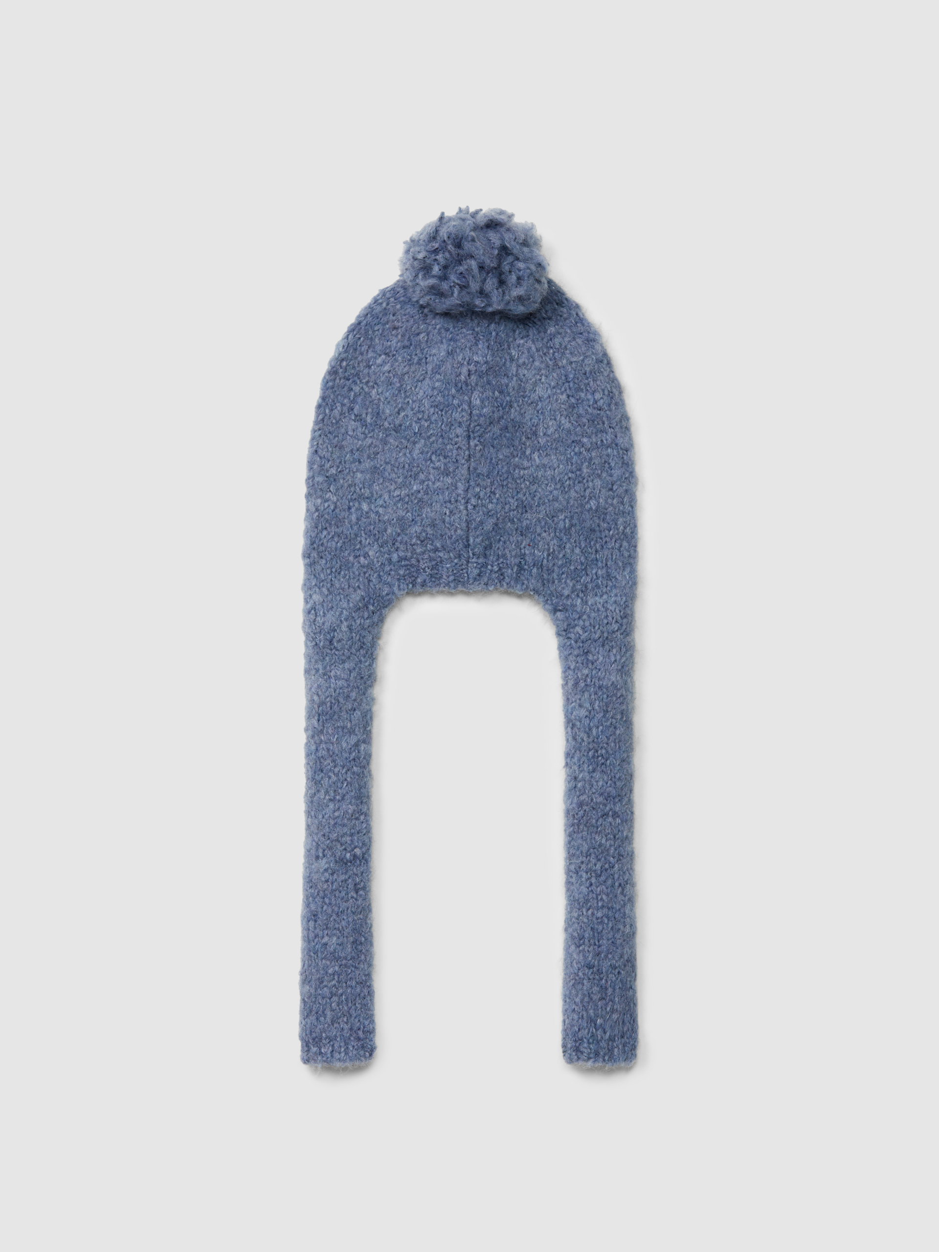 Gorro tricotado con pompón y cintas