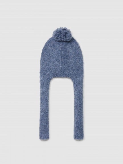 Gorro tricotado con pompón y cintas Gorro tricotado con pompón y cintas