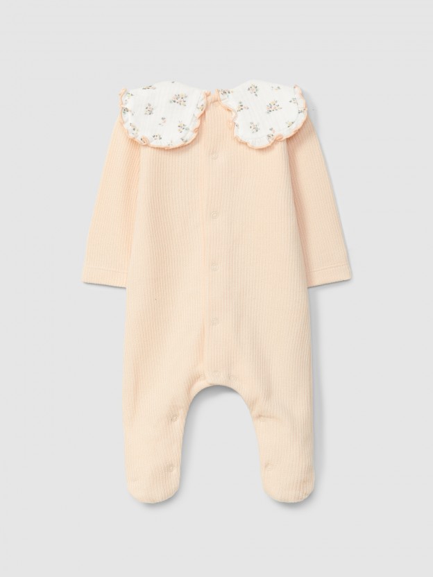 Mono de bebé en algodón orgánico con cuello de volante con estampado floral Mono de bebé en algodón orgánico con cuello de volante con estampado floral