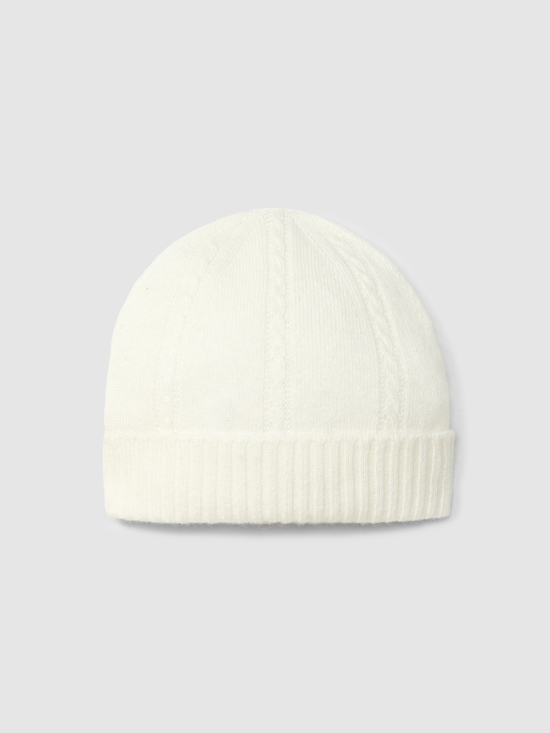 Gorro tricotado com detalhe de trança