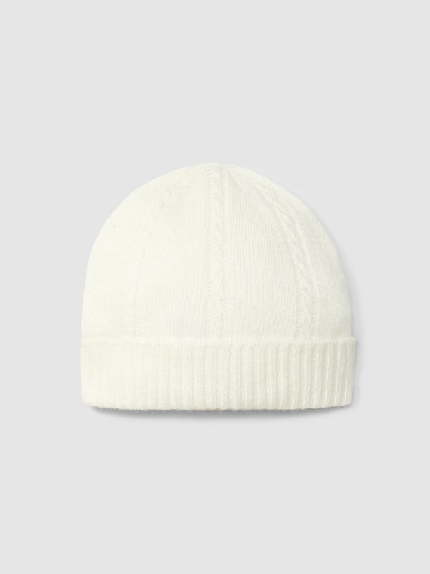 Gorro tricotado com detalhe de trança Gorro tricotado com detalhe de trança
