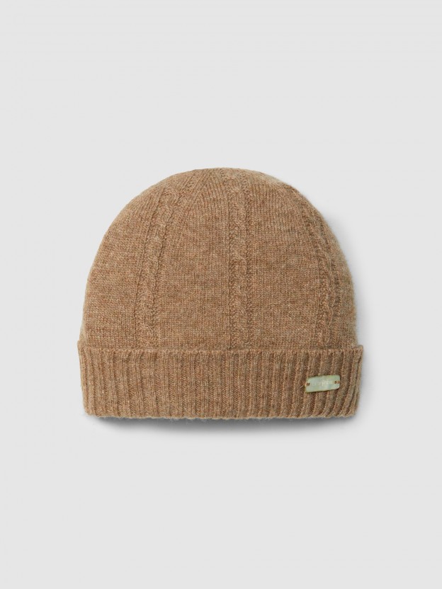 Gorro tricotado con detalle de trenza