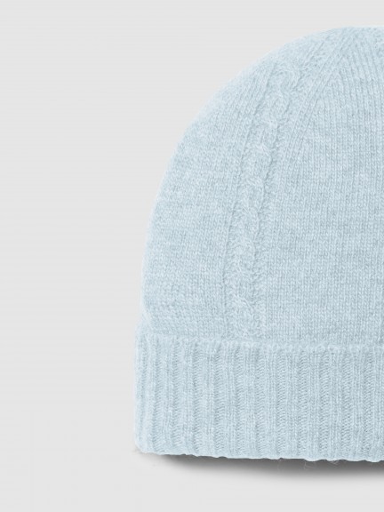 Bonnet tricoté avec détail de tresse Bonnet tricoté avec détail de tresse