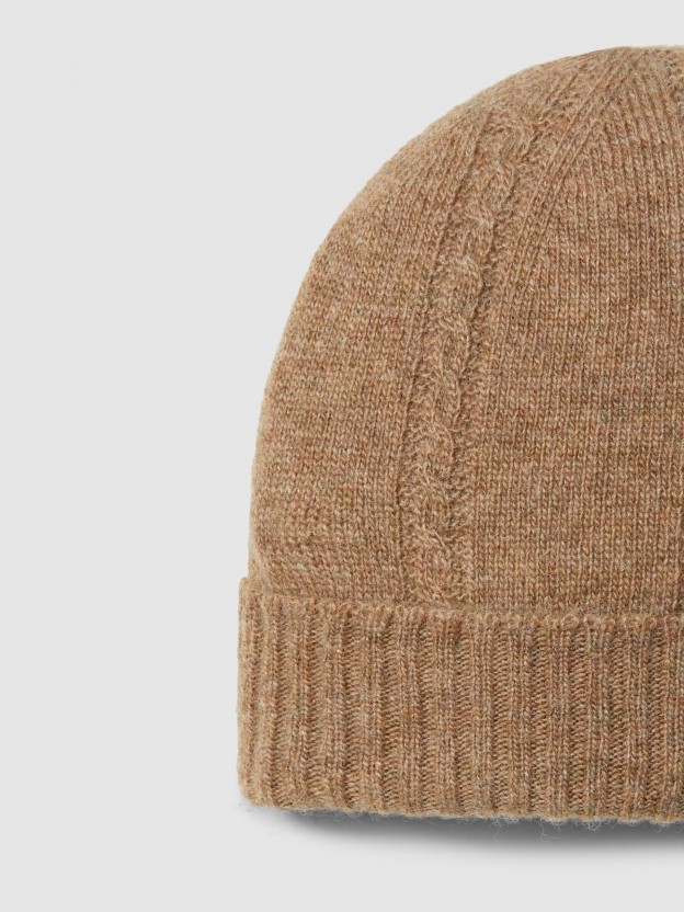 Gorro tricotado con detalle de trenza