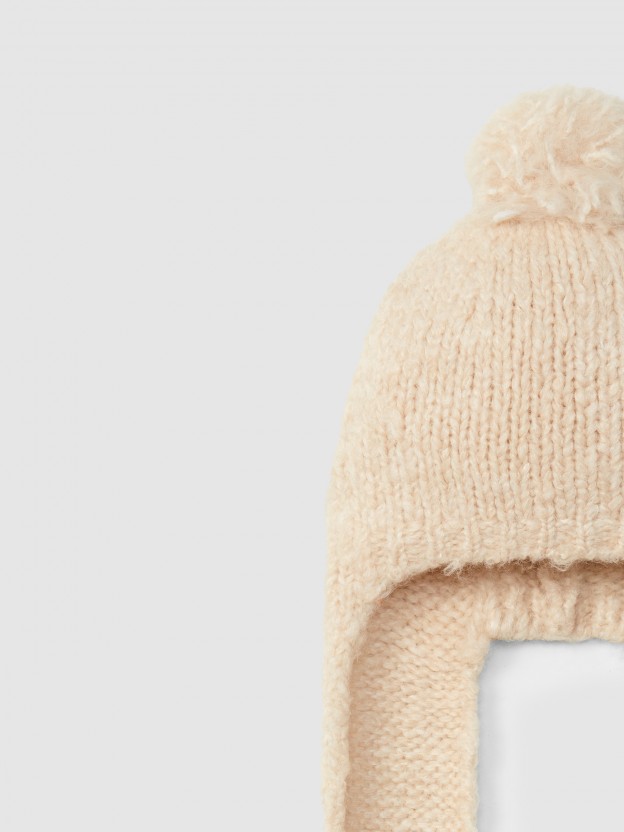 Gorro tricotado con pompón y cintas Gorro tricotado con pompón y cintas