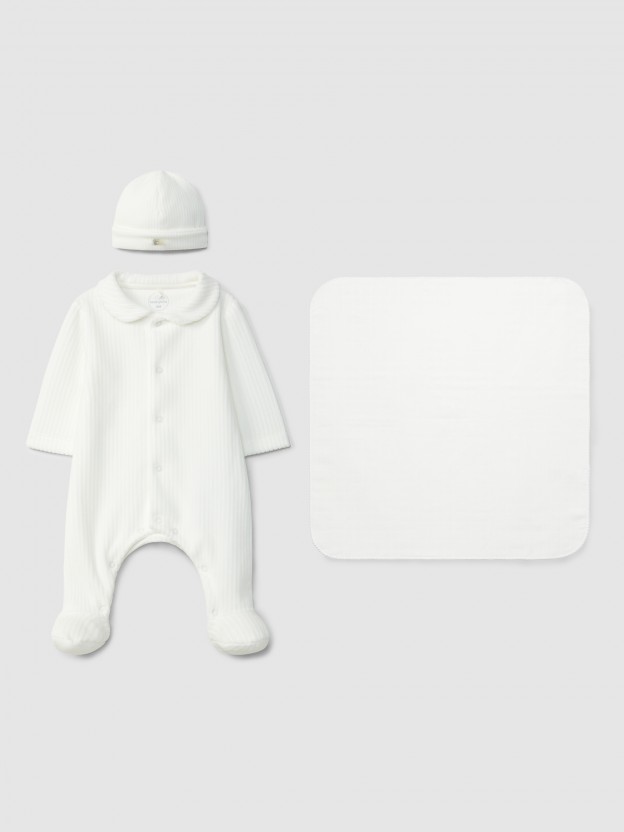 Babygrow gift box, beanie and burping blanket Babygrow gift box, beanie and burping blanket