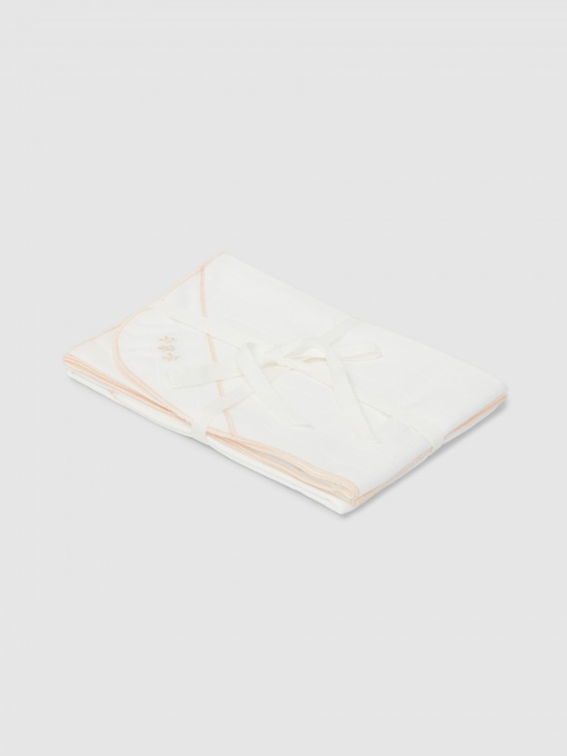 Pack de duas fraldas com detalhe bordado