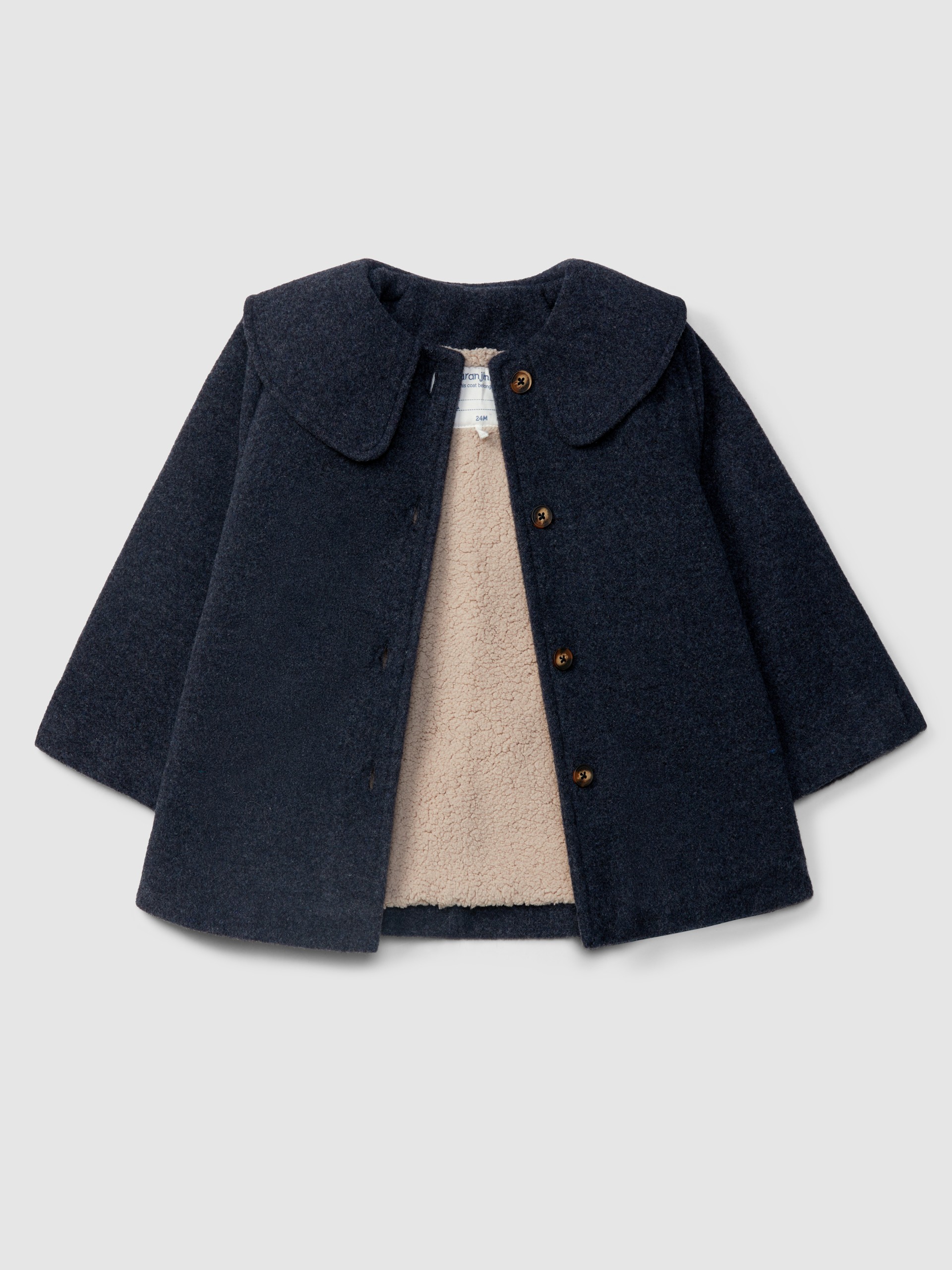 Wool overcoat with collar.